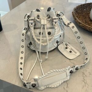 Le Cagole Bucket Bag in white Arena Lambskin, aged-Silver hardware